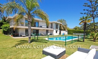 Moderne luxevilla te koop in Nueva Andalucia’s golfvallei, op loopafstand van Puerto Banus, Marbella 0