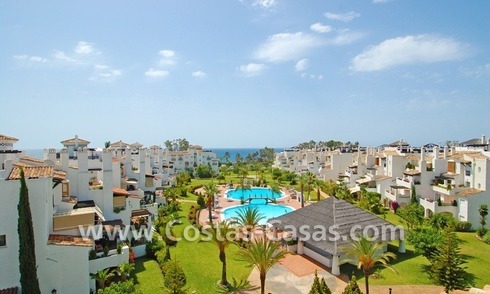 Vierslaapkamer penthouse appartement te koop in een eerstelijnstrand complex in Marbella 