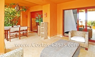 Luxe appartement te koop in een eerstelijnstrand complex, New Golden Mile, Marbella - Estepona 1