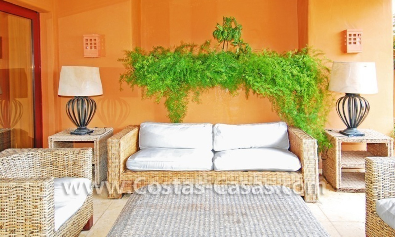 Luxe appartement te koop in een eerstelijnstrand complex, New Golden Mile, Marbella - Estepona 2