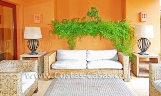 Luxe appartement te koop in een eerstelijnstrand complex, New Golden Mile, Marbella - Estepona 2