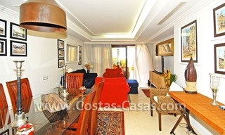 Luxe appartement te koop in een eerstelijnstrand complex, New Golden Mile, Marbella - Estepona 3