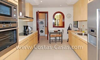Luxe appartement te koop in een eerstelijnstrand complex, New Golden Mile, Marbella - Estepona 4