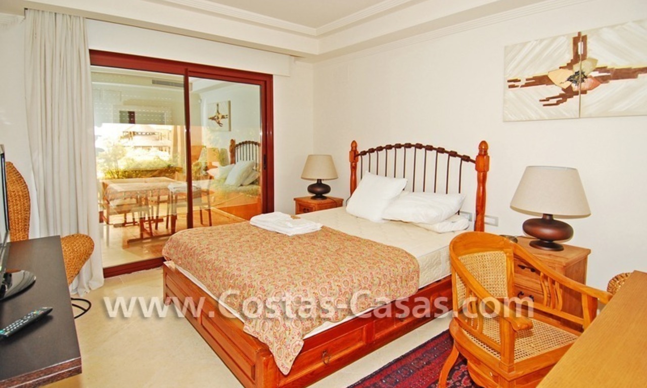 Luxe appartement te koop in een eerstelijnstrand complex, New Golden Mile, Marbella - Estepona 5