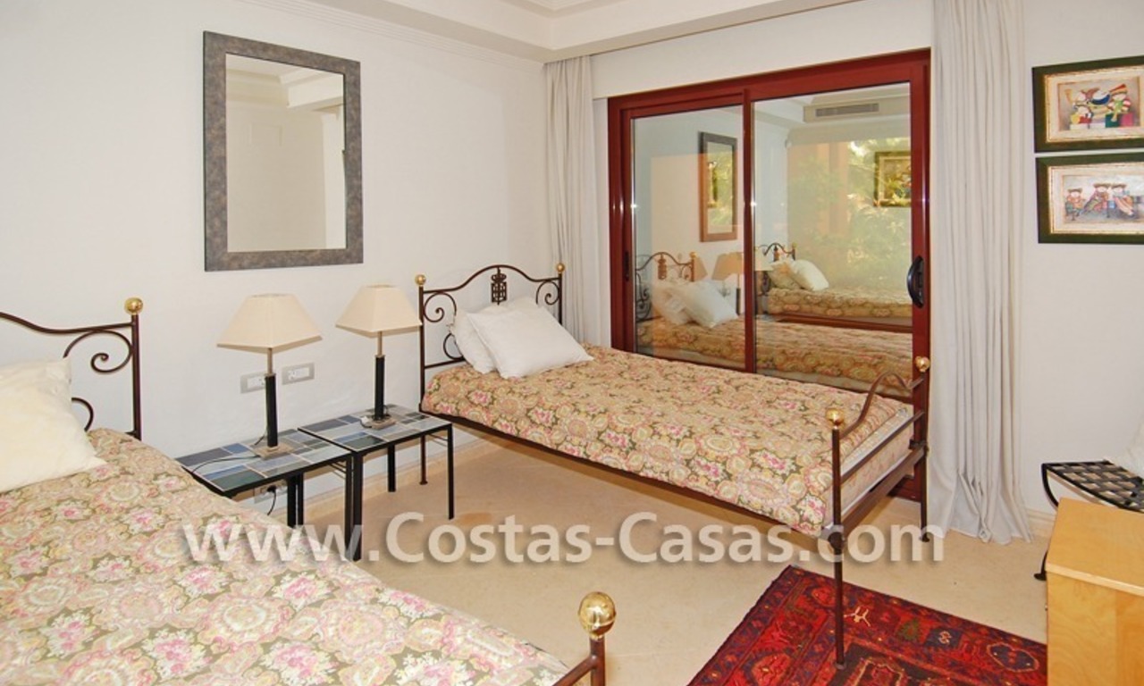 Luxe appartement te koop in een eerstelijnstrand complex, New Golden Mile, Marbella - Estepona 7