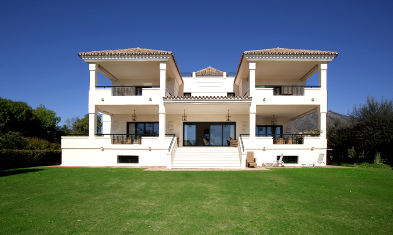 Exclusieve villa te koop in een moderne-Andalusische stijl op de Golden Mile in Marbella 0