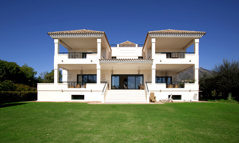 Exclusieve villa te koop in een moderne-Andalusische stijl op de Golden Mile in Marbella 