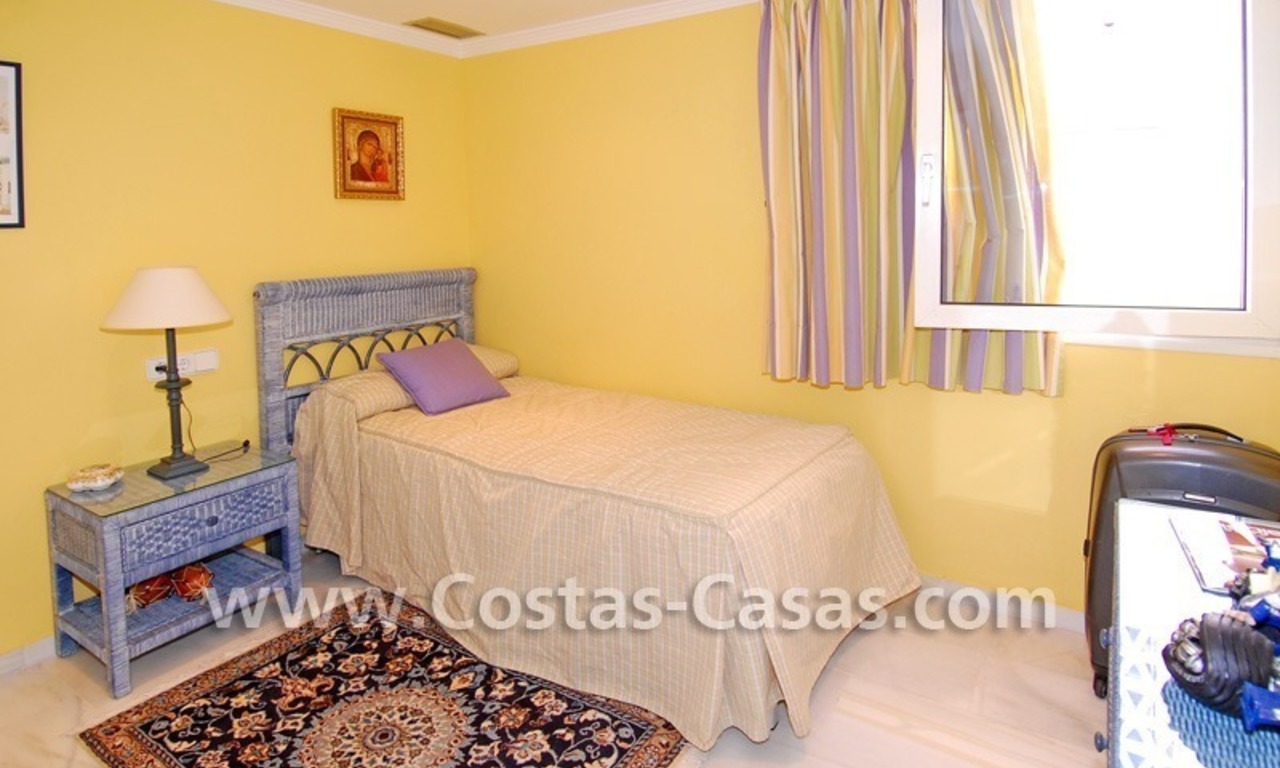 Luxe appartement te koop in een eerstelijnstrand luxe complex in Puerto Banus te Marbella 8