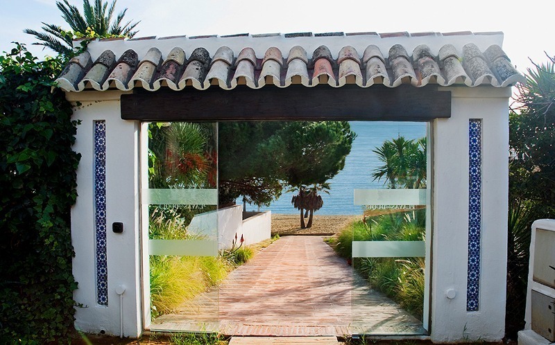 Luxe appartement te koop in een eerstelijnstrand luxe complex in Puerto Banus te Marbella