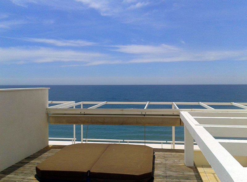Ruim dubbel penthouse appartement te koop, eerstelijnstrand, tussen Marbella en Estepona