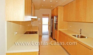 Luxe eerstelijnstrand appartement te koop, strandcomplex, New Golden Mile, Marbella - Estepona 9