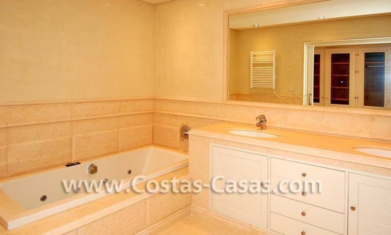Luxe eerstelijnstrand appartement te koop, strandcomplex, New Golden Mile, Marbella - Estepona 17