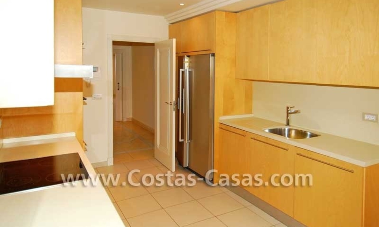 Luxe appartement te koop in een eerstelijnstrand complex, New Golden Mile, Marbella - Estepona 7
