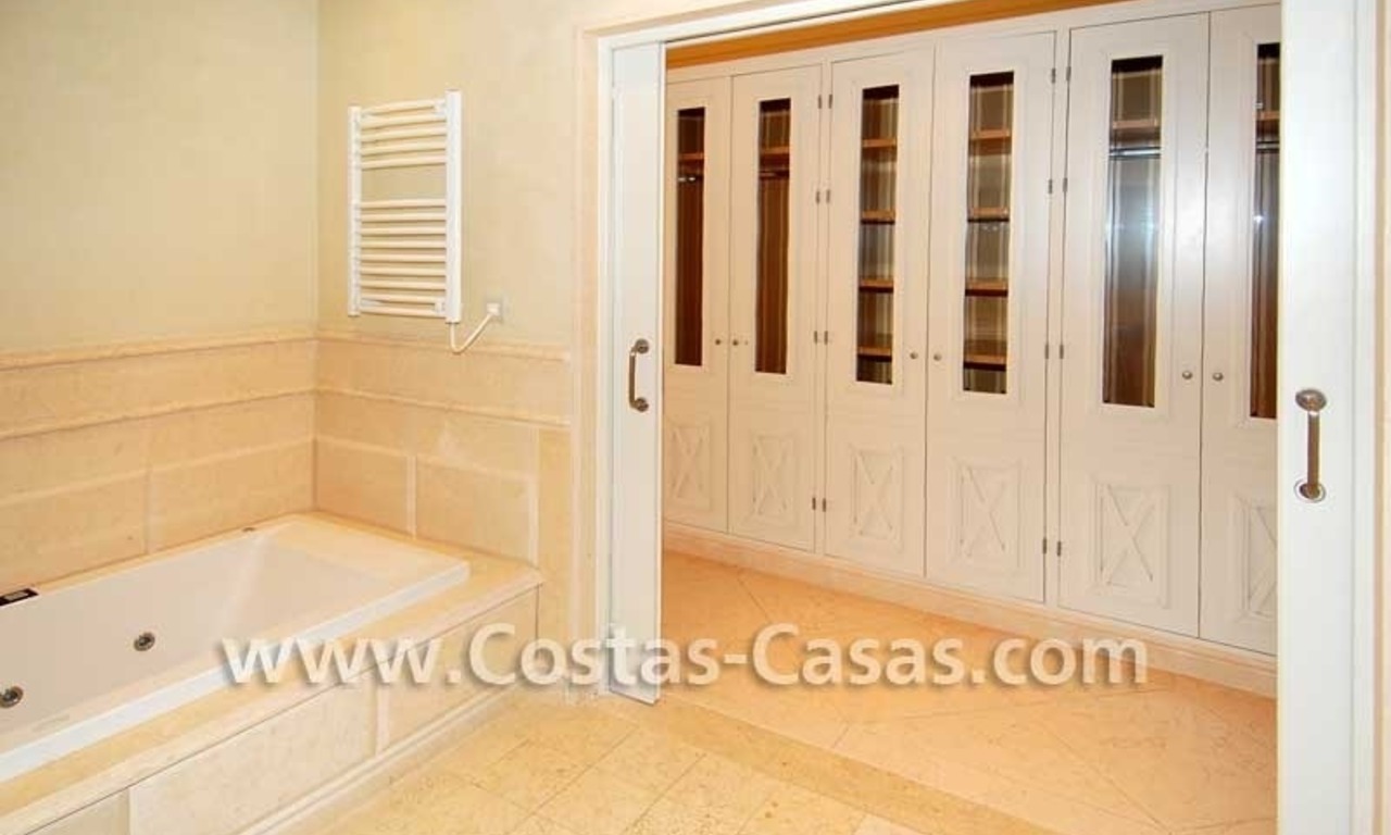 Luxe appartement te koop in een eerstelijnstrand complex, New Golden Mile, Marbella - Estepona 11