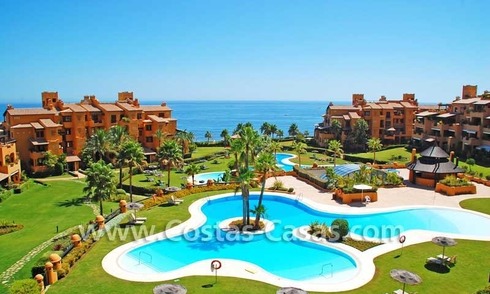Luxe appartement te koop in een eerstelijnstrand complex, New Golden Mile, Marbella - Estepona 