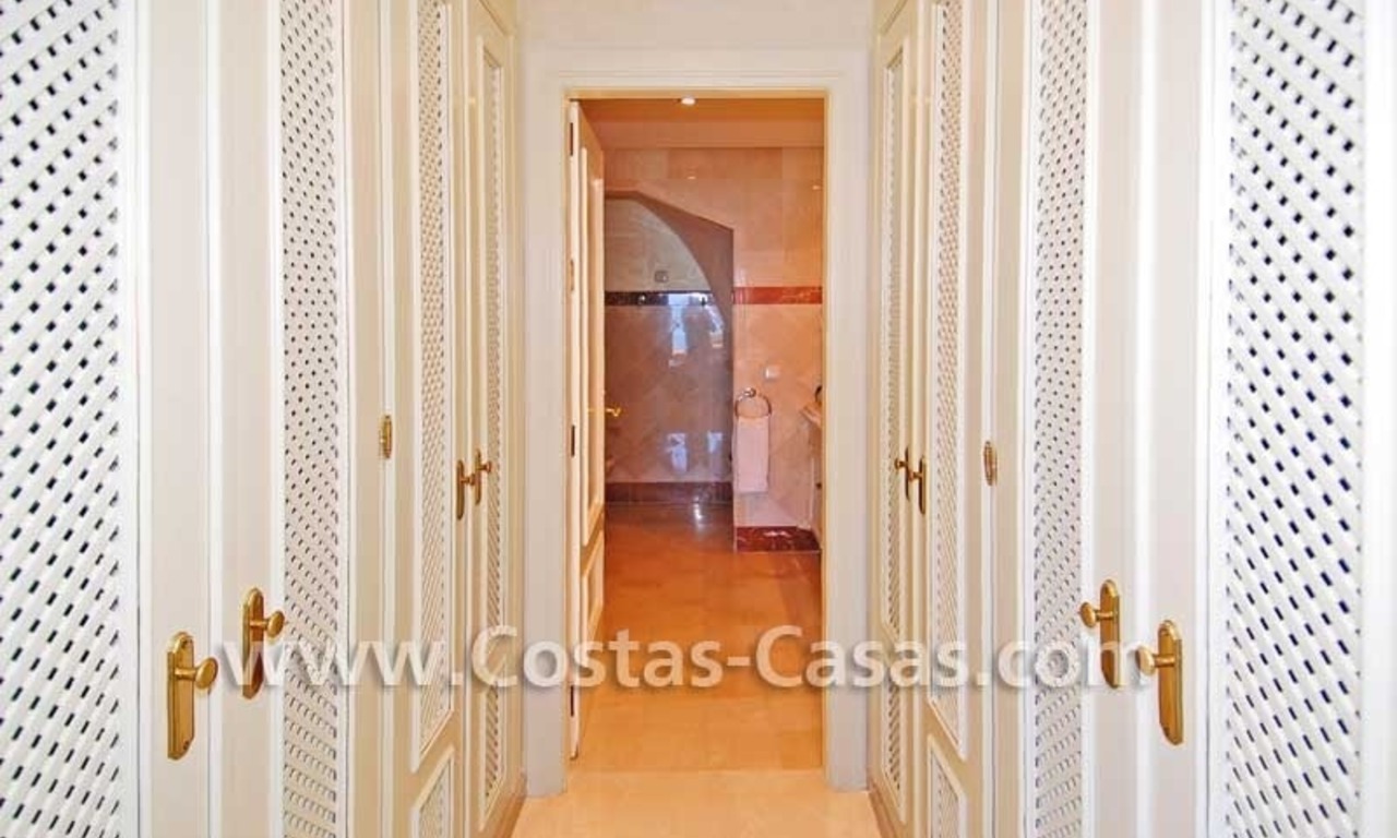 Luxe eerstelijnstrand penthouse appartement te koop, exclusief strand complex, New Golden Mile Marbella - Estepona 15