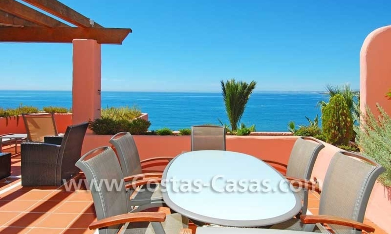 Luxe eerstelijnstrand penthouse appartement te koop, exclusief strand complex, New Golden Mile Marbella - Estepona 1