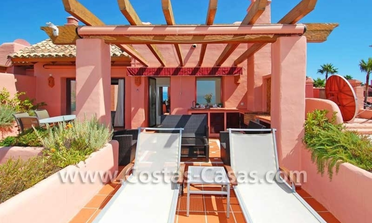 Luxe eerstelijnstrand penthouse appartement te koop, exclusief strand complex, New Golden Mile Marbella - Estepona 3