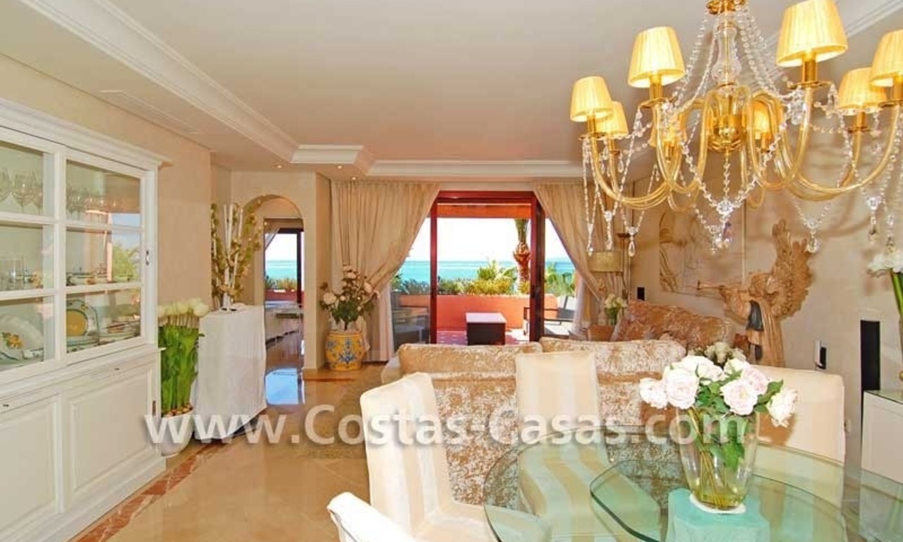 Luxe eerstelijnstrand penthouse appartement te koop, exclusief strand complex, New Golden Mile Marbella - Estepona 8