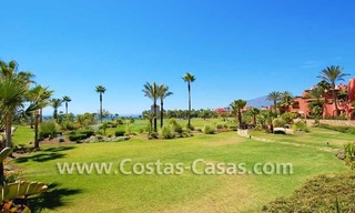 Luxe eerstelijnstrand begane grond appartement te koop in een exclusief strand complex, New Golden Mile tussen Puerto Banus - Marbella en Estepona centrum 1