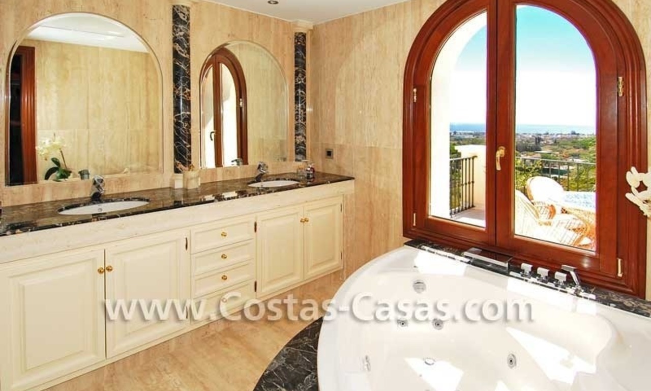 Luxe villa te koop in een exclusief golfresort, New Golden Mile, Marbella - Benahavis - Estepona 21