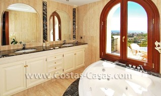Luxe villa te koop in een exclusief golfresort, New Golden Mile, Marbella - Benahavis - Estepona 21