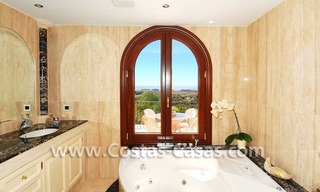 Luxe villa te koop in een exclusief golfresort, New Golden Mile, Marbella - Benahavis - Estepona 22