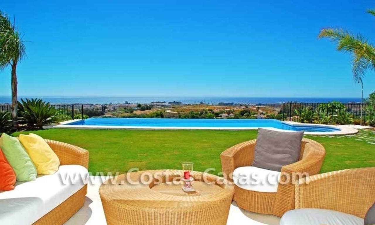 Luxe villa te koop in een exclusief golfresort, New Golden Mile, Marbella - Benahavis - Estepona 0