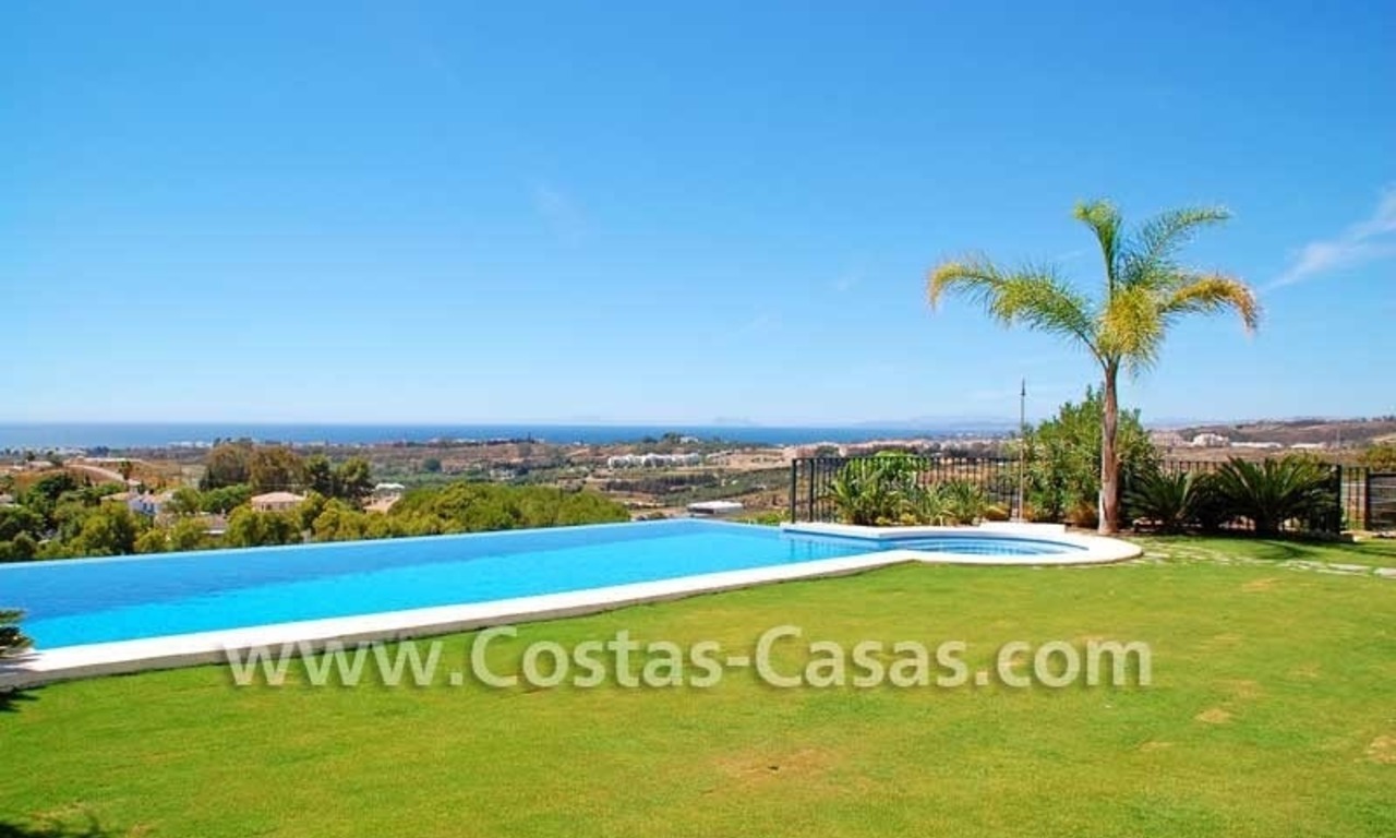 Luxe villa te koop in een exclusief golfresort, New Golden Mile, Marbella - Benahavis - Estepona 1