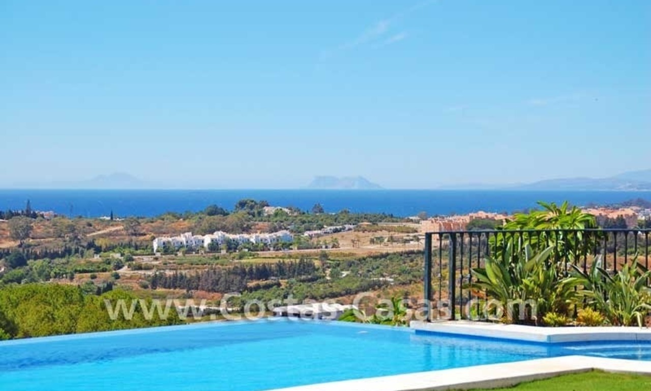 Luxe villa te koop in een exclusief golfresort, New Golden Mile, Marbella - Benahavis - Estepona 2
