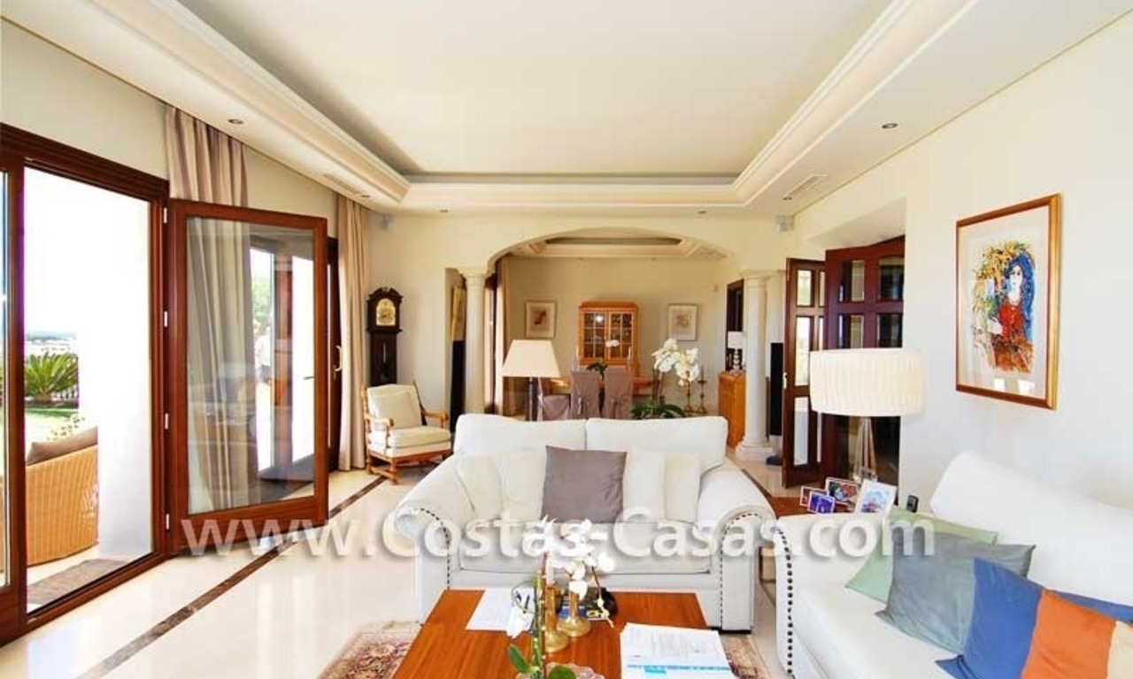 Luxe villa te koop in een exclusief golfresort, New Golden Mile, Marbella - Benahavis - Estepona 12