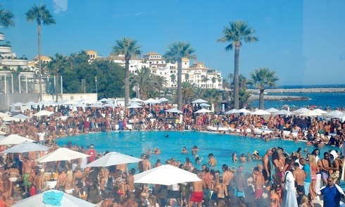Het Dag- en Nachtleven in Puerto Banus Marbella 