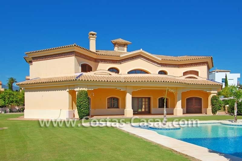 Nieuwe luxe Andalusische stijl villa te koop, exclusief golfresort, New Golden Mile, Marbella - Benahavis - Estepona