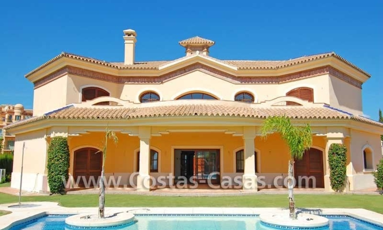 Nieuwe luxe Andalusische stijl villa te koop, exclusief golfresort, New Golden Mile, Marbella - Benahavis - Estepona 1