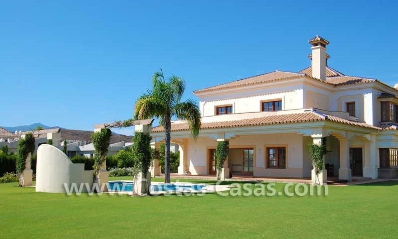 Nieuwe luxe Andalusische stijl villa te koop gelegen op een exclusief golfresort op de New Golden Mile tussen Puerto Banus, Marbella en Estepona 3