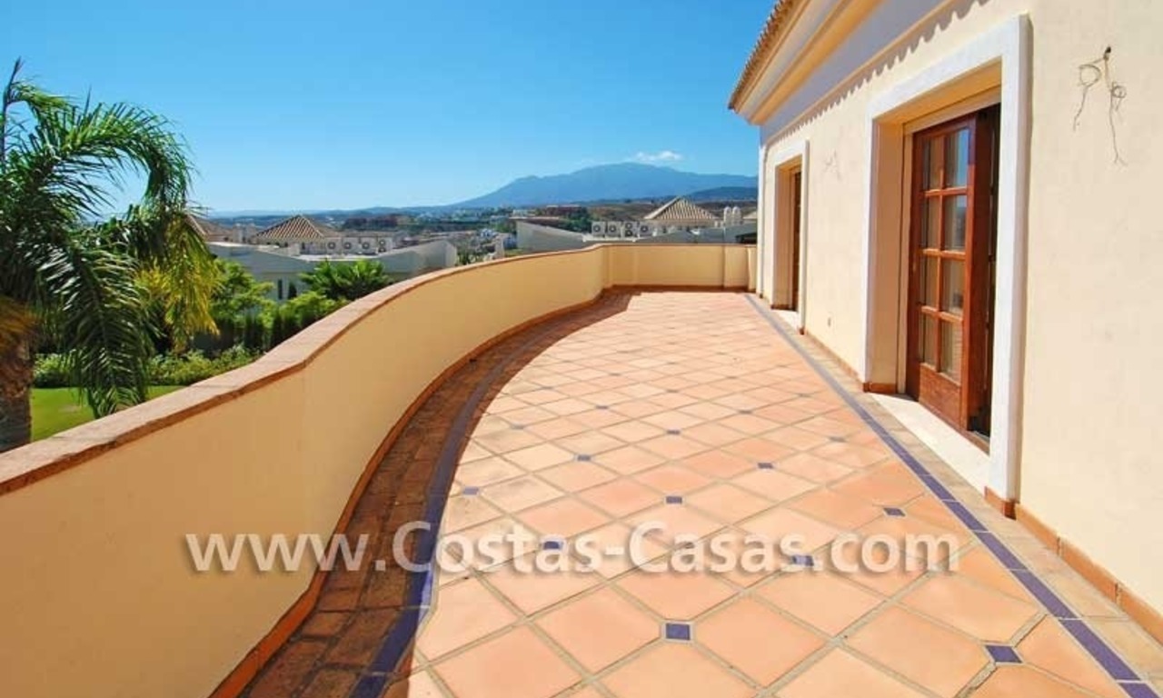 Nieuwe luxe Andalusische stijl villa te koop gelegen op een exclusief golfresort op de New Golden Mile tussen Puerto Banus, Marbella en Estepona 24