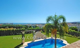 Nieuwe luxe Andalusische stijl villa te koop gelegen op een exclusief golfresort op de New Golden Mile tussen Puerto Banus, Marbella en Estepona 25