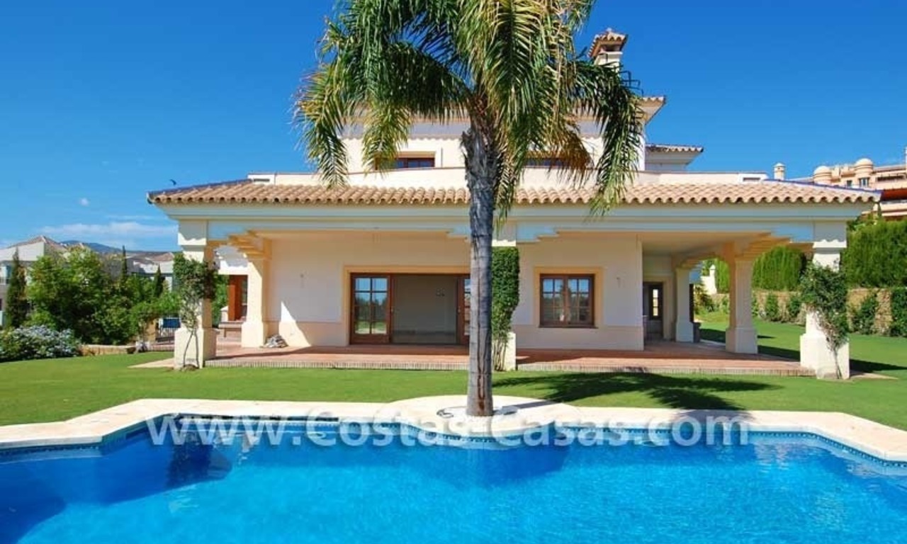 Nieuwe luxe Andalusische stijl villa te koop gelegen op een exclusief golfresort op de New Golden Mile tussen Puerto Banus, Marbella en Estepona 4