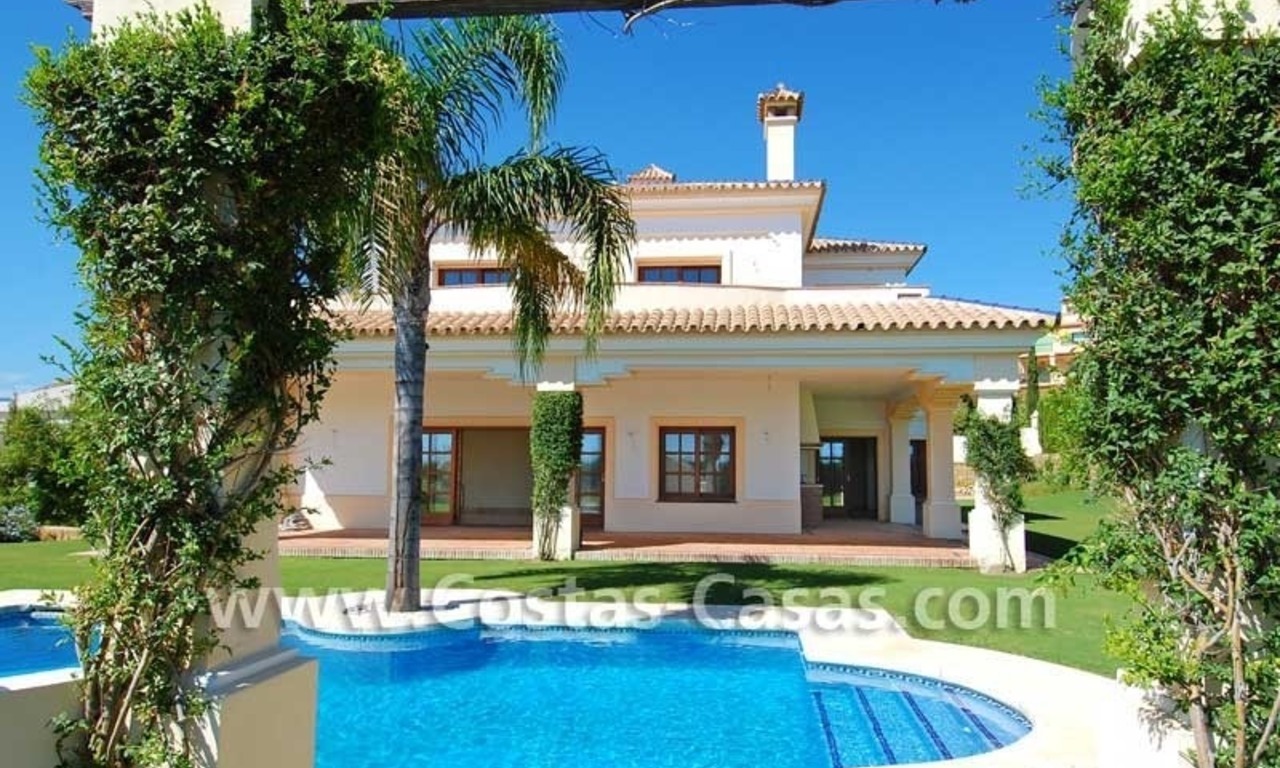 Nieuwe luxe Andalusische stijl villa te koop gelegen op een exclusief golfresort op de New Golden Mile tussen Puerto Banus, Marbella en Estepona 5