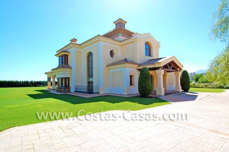 Nieuwe luxe Andalusische stijl villa te koop gelegen op een exclusief golfresort op de New Golden Mile tussen Puerto Banus, Marbella en Estepona