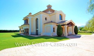 Nieuwe luxe Andalusische stijl villa te koop gelegen op een exclusief golfresort op de New Golden Mile tussen Puerto Banus, Marbella en Estepona 0