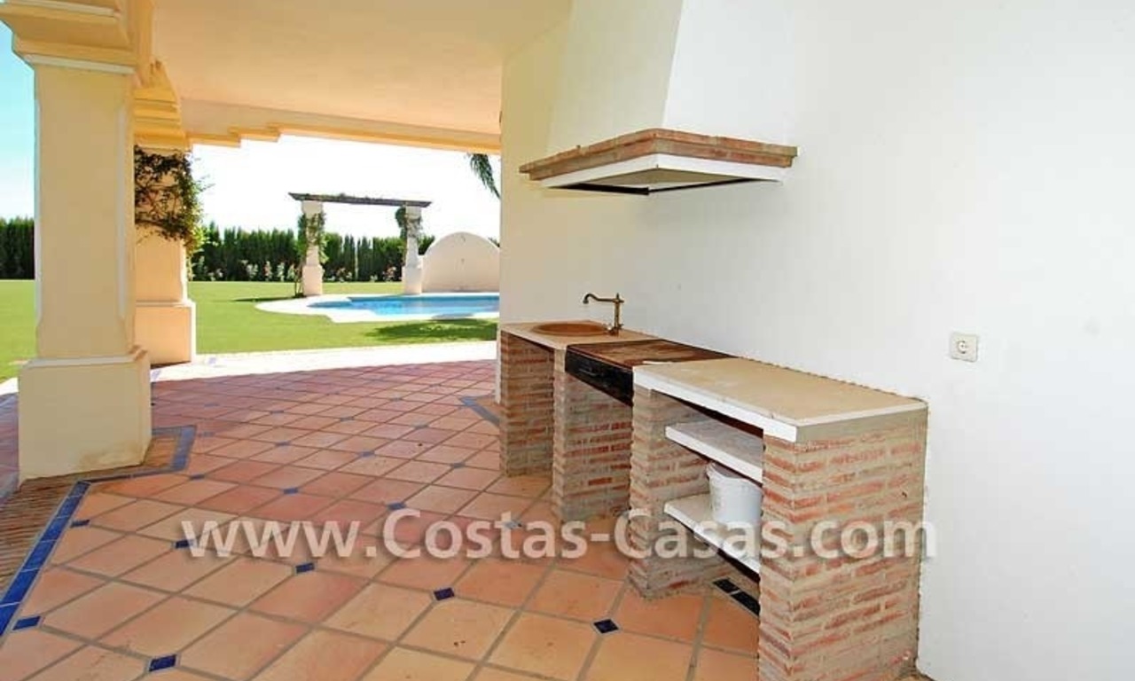 Nieuwe luxe Andalusische stijl villa te koop gelegen op een exclusief golfresort op de New Golden Mile tussen Puerto Banus, Marbella en Estepona 30