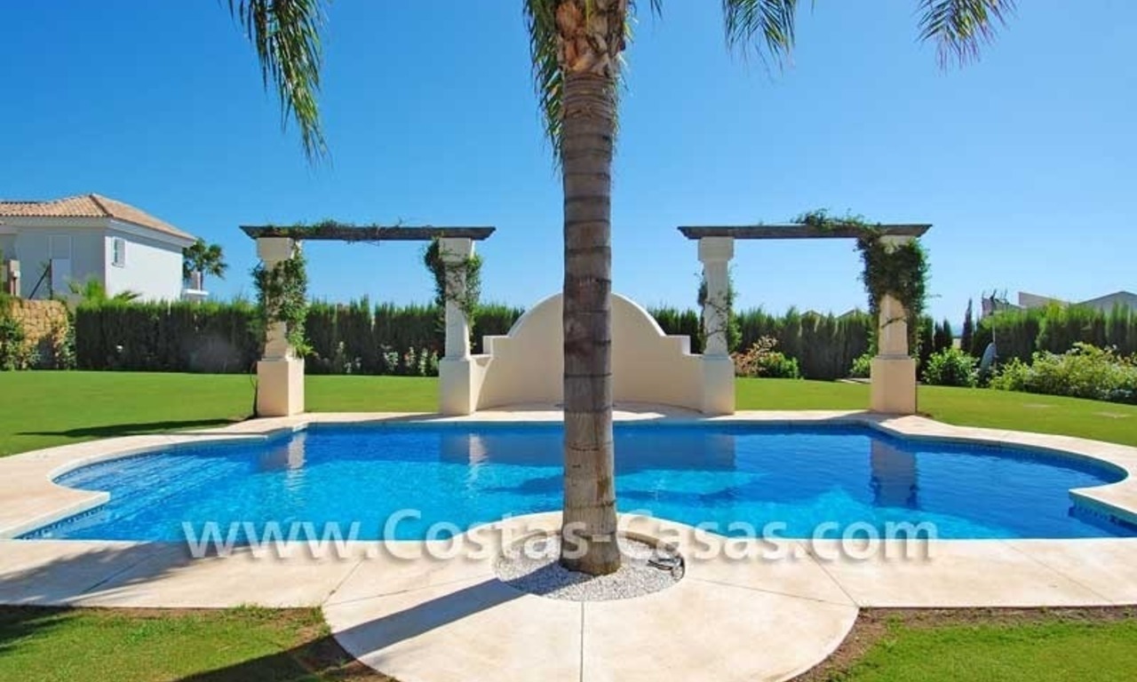 Nieuwe luxe Andalusische stijl villa te koop gelegen op een exclusief golfresort op de New Golden Mile tussen Puerto Banus, Marbella en Estepona 7