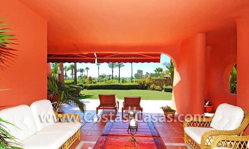 Luxe eerstelijnsstrand tuin appartement te koop in een exclusief strand complex op de New Golden Mile tussen Marbella en Estepona centrum 