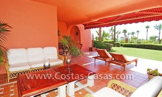 Luxe eerstelijnsstrand tuin appartement te koop in een exclusief strand complex op de New Golden Mile tussen Marbella en Estepona centrum 1
