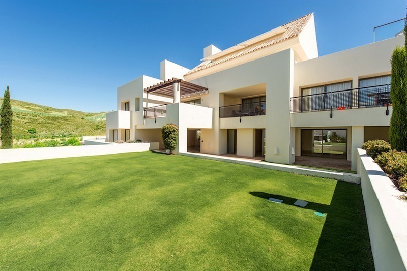 Moderne stijl luxe appartement te koop op golfresort, Marbella - Benahavis