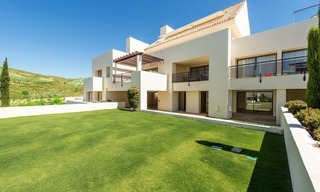 Moderne stijl luxe appartement te koop op golfresort, Marbella - Benahavis 0