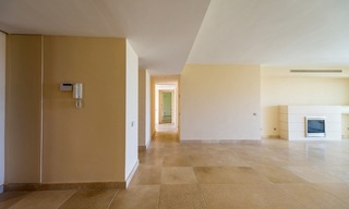 Moderne stijl luxe appartement te koop op golfresort, Marbella - Benahavis 2