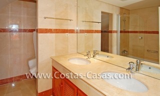 Luxe penthouse appartement te koop in een eerstelijnstrand complex, New Golden Mile, Marbella - Estepona 13