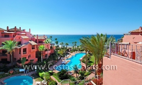 Luxe penthouse appartement te koop in een eerstelijnstrand complex, New Golden Mile, Marbella - Estepona 